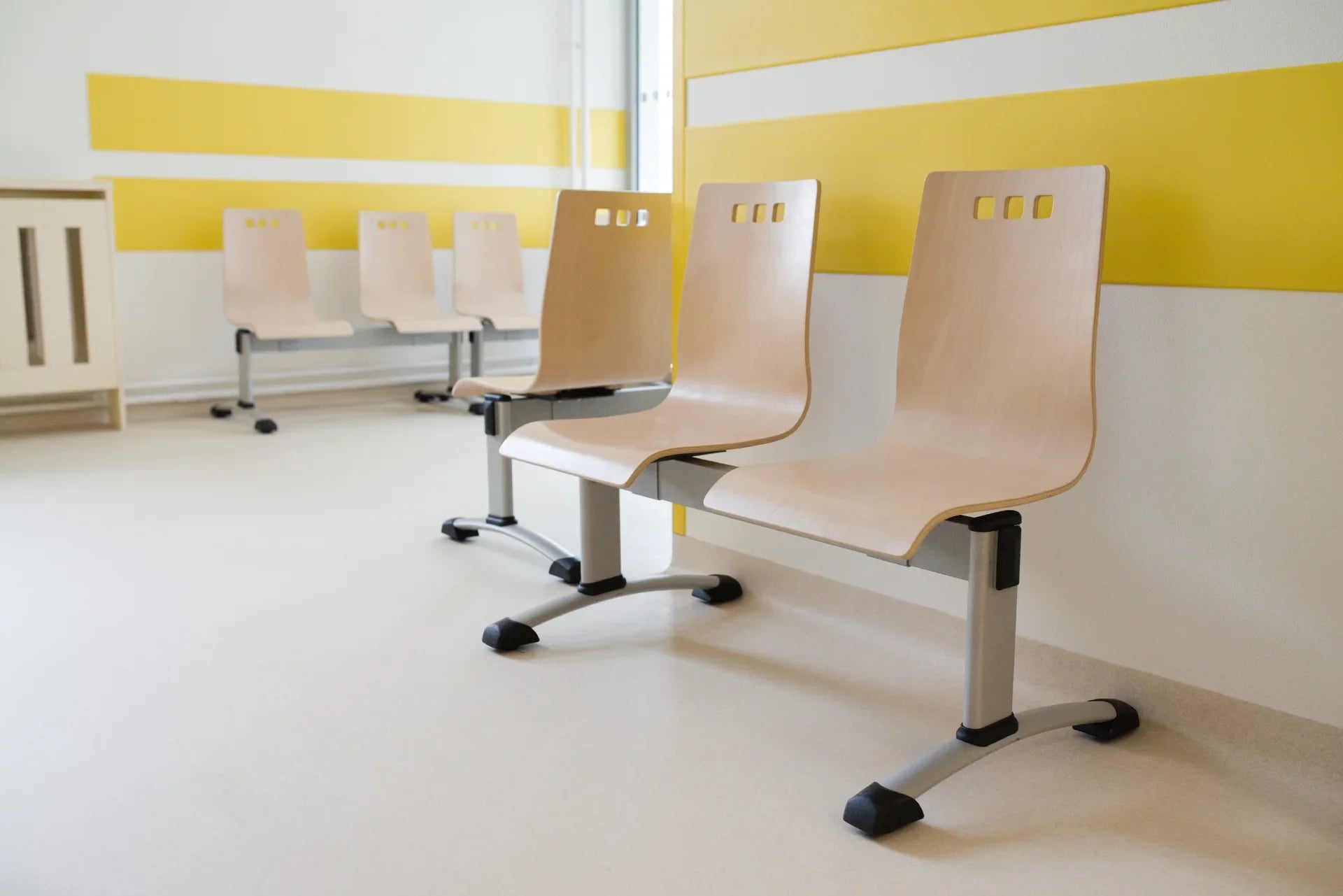 Bänkar för offentliga miljöer. Funktionell & slitstark design för kontor & arbetsplats.