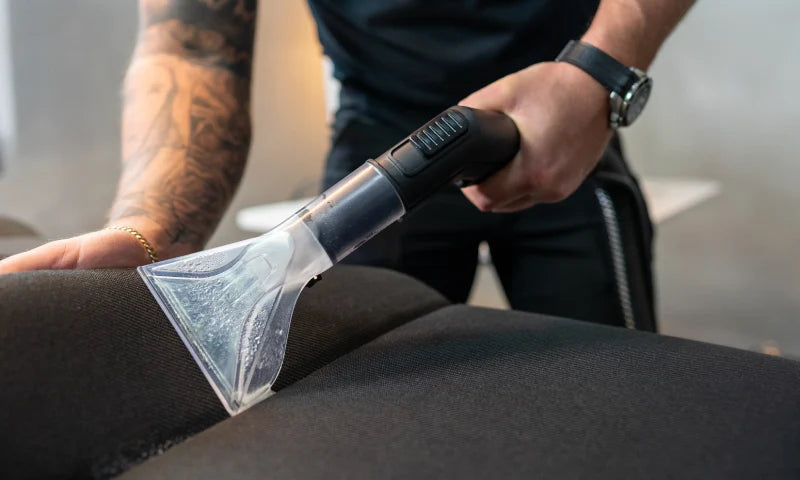 Vi utgör rengöring och underhåll av arbetsstolar.